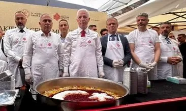 Tarihi Mısır çarşısında 20 bin kişilik aşure dağıtıldı #istanbul