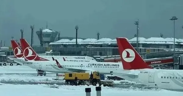 sabiha-gokcen-havalimaninda-persembe-gunu-ucuslarina-kar-engeli-1675779335064.jpg