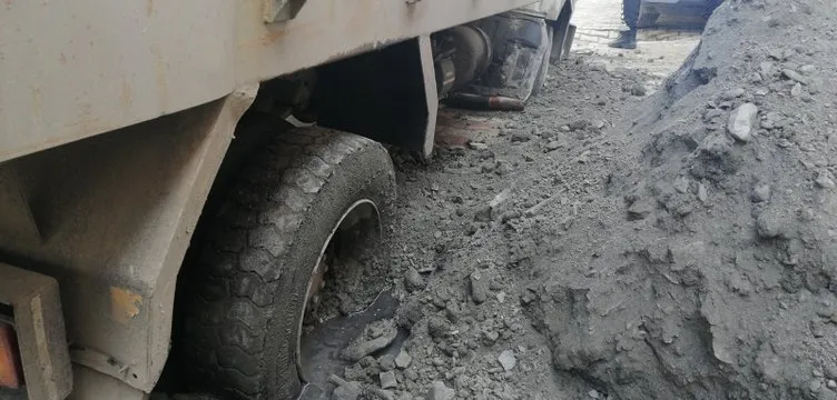 Avcılar’da su borusu patlayınca yol çöktü, İSKİ kamyoneti yola saplandı