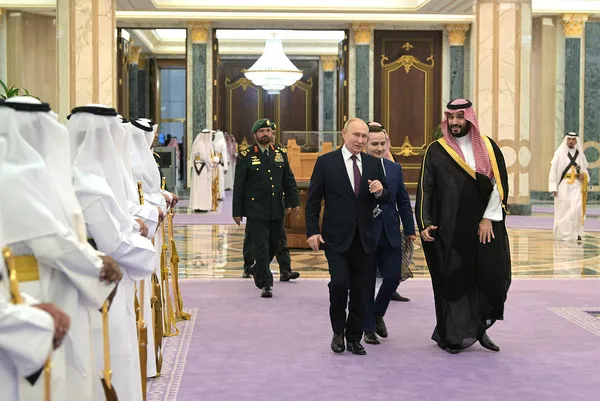 vladimir-putin-suudi-arabistan-veliaht-prensi-selman-ile-gorustu-1701892547780.jpg