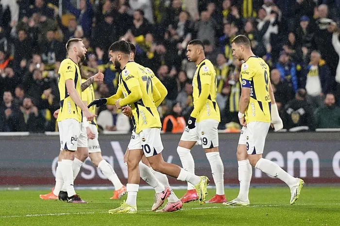 son-dakika-haberi-fenerbahce-antalyaspor-karsisinda-hata-yapmadi-galatasaray-ile-puan-farki-4e-indi-1740944034245.jpeg