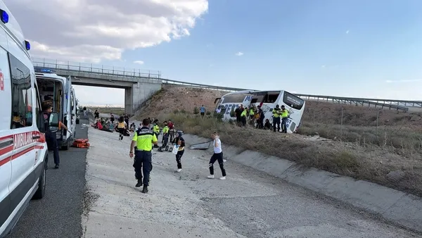 son-dakika-yolcu-otobusu-kaza-yapti-cok-sayida-yarali-var-1783089385087.jpg