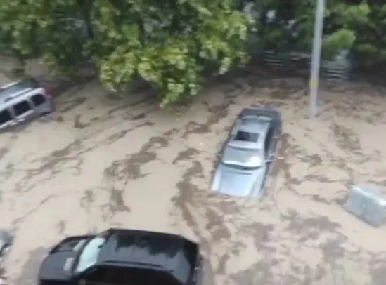 Son dakika | Bursa Mudanya’dan korkunç görüntüler: Sürücüler sel sularında mahsur kaldı!