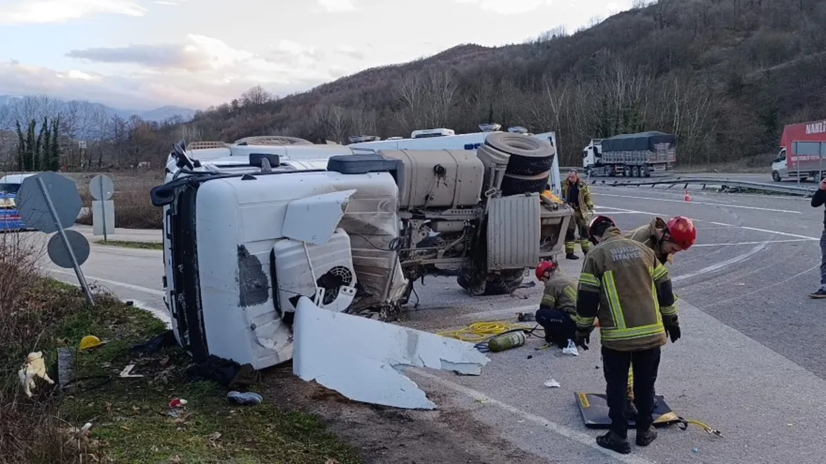 Bursa'da acı kaza: Beton tankeri refüje devrildi! Sürücüsü öldü