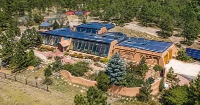 Teneke kutu ve çamurla milyon dolarlık malikane yaptılar! Zenginler sıraya girdi: İşte o ev...