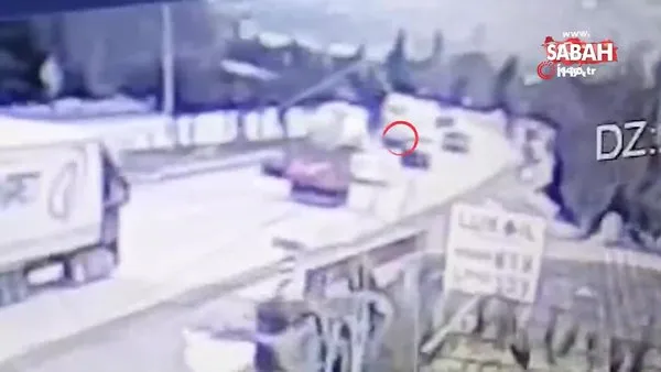 Kırıkkale’deki feci kaza kamerada: Karşı şeride havalandı, lüks otomobilin üstüne düştü | Video