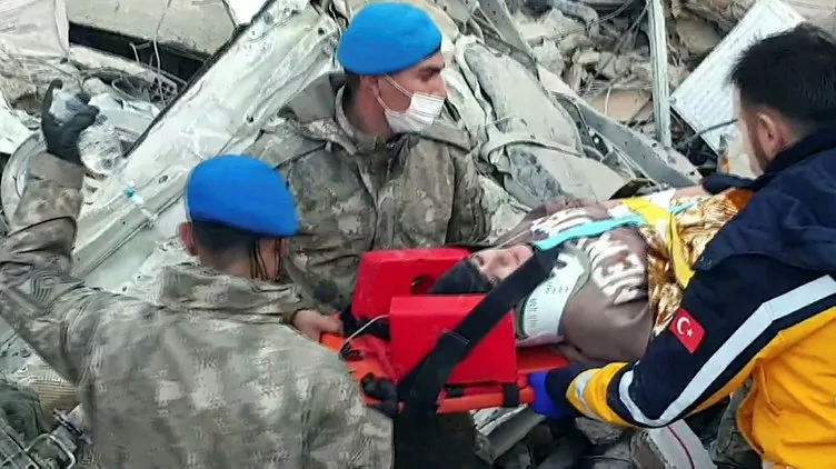 SON DAKİKA: Deprem bölgelerinde mucize hikayeler: Bırakın bir kere öpeyim!