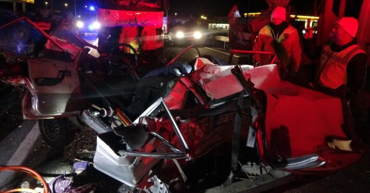 kayseri de feci kaza tir a carpan otomobil hurdaya dondu 2 olu 1 yarali son dakika yasam haberleri