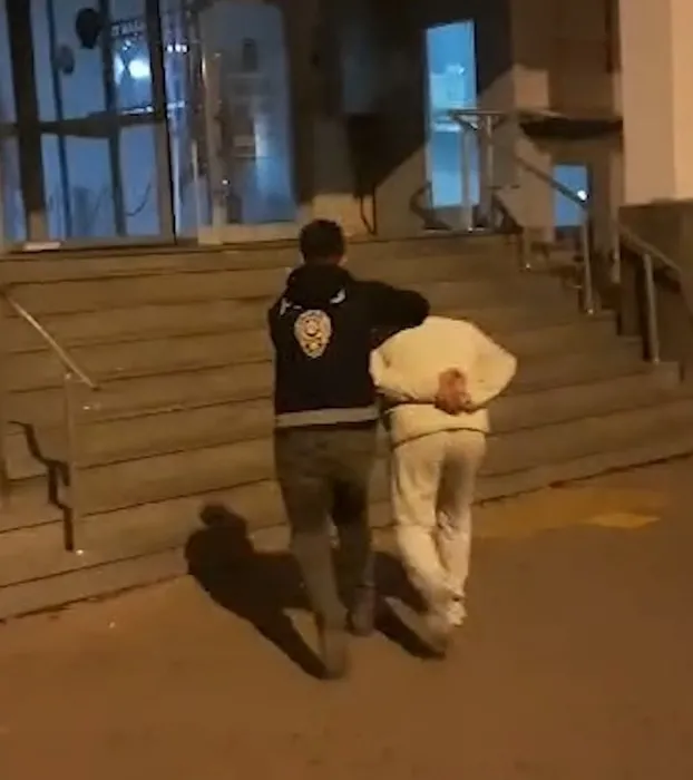 Çaydanlıkla adam döven zorba yakalandı! Suç makinesi çıktı!