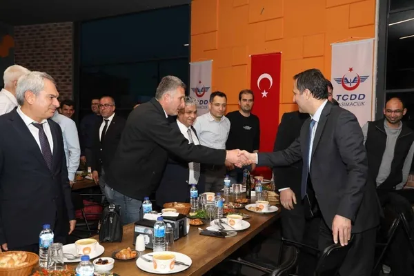 tcddden-geleneksel-iftar-demiryolu-vatanina-ve-milletine-hizmet-etmeyi-siar-edinmis-kahramanlarin-yoludur-1743000718883.jpg