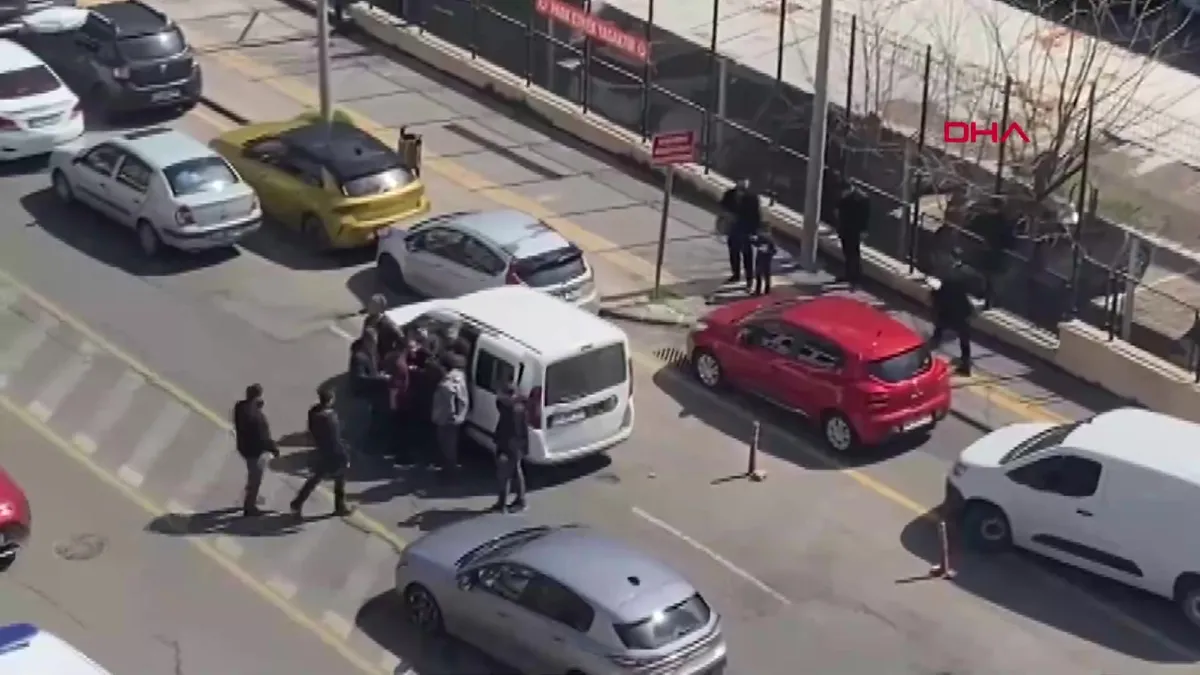 Diyarbakır’da boşanma davası süren çiftin yakınları arasında kavga: 3 yaralı | Video videosunu izle Diyarbakır’da boşanma davası süren çiftin yakınları arasında kavga: 3 yaralı | Video videosunu izle