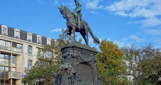 Fransa'da sömürgeci ismin heykelinin kaldırılması talebi