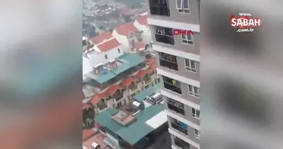 12’nci kattan düşen küçük kızı kuryenin kurtarma anı kamerada | Video