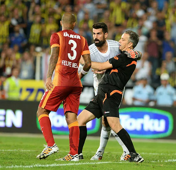 galatasaray-fenerbahce-derbilerinin-faturasi-agir-oluyor-en-cok-ceza-alan-oyuncular-ve-fatih-terim-1637306449986.jpg