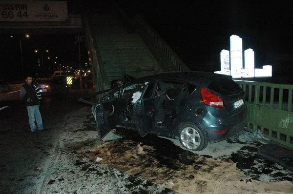 Maltepe'de otomobil üst geçit merdivenlerine çarptı