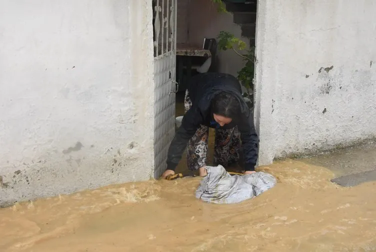 Son dakika: İzmir’de yağış sonrası ev ve iş yerlerini su bastı!