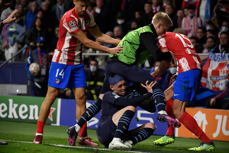 Son dakika: Atletico Madrid - Manchester City maçında ortalık savaş alanına döndü! Dünya yıldızları birbirine girdi, kartlar havada uçuştu…