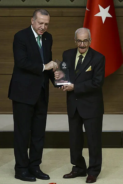 Son Dakika: Usta senarist Safa Önal’dan üzen haber! Safa Önal 92 yaşında hayatını kaybetti