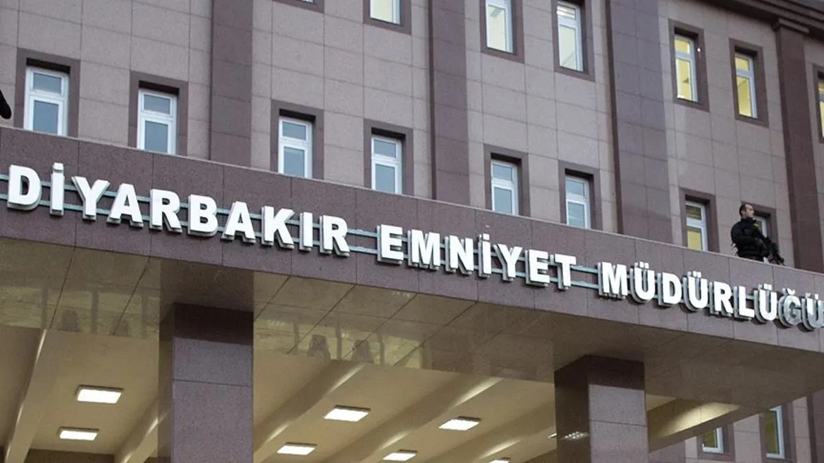 Diyarbakır Emniyet Müdürlüğüne EYP’li saldırı girişiminde bulunan 3 kişiden 2’si tutuklandı Diyarbakır Emniyet Müdürlüğüne EYP’li saldırı girişiminde bulunan 3 kişiden 2’si tutuklandı