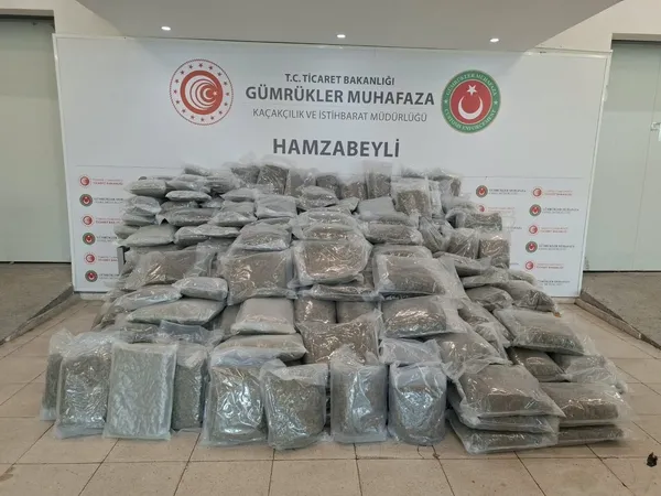 bakanliktan-uyusturucu-operasyonu-hamzabeylide-x-raye-takildi-288-kilogram-esrar-ele-gecirildi-1787728999144.jpeg
