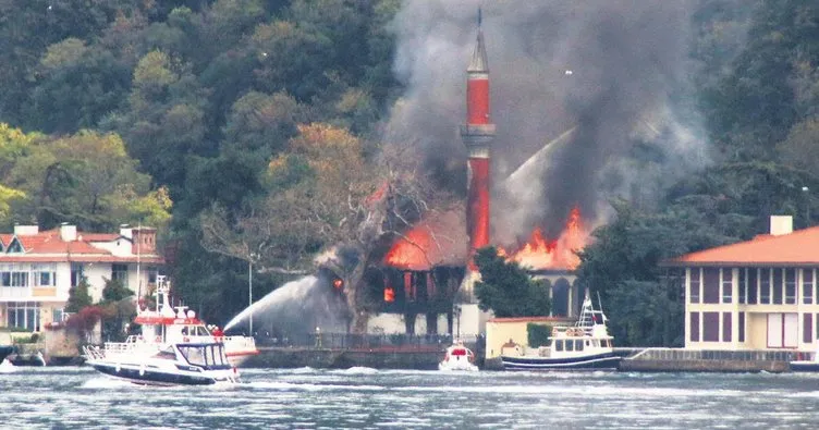 Tarihi Vaniköy Camisi alev alev yandı