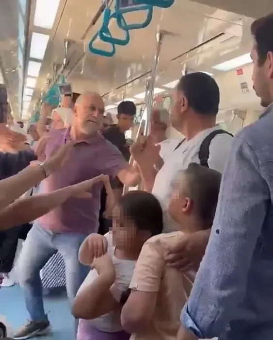 Marmaray’daki olayın perde arkası ortaya çıktı! Mağdur genç kız her şeyi anlattı: Başörtümü kastetti, ‘Hep ayak altındasınız’ dedi