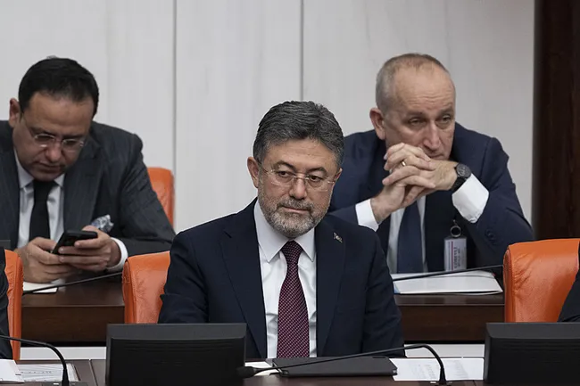 bakan-yumakli-2026nin-yol-haritasini-acikladi-dev-yatirimlari-hizmete-aliyoruz-1765909030643.jpg