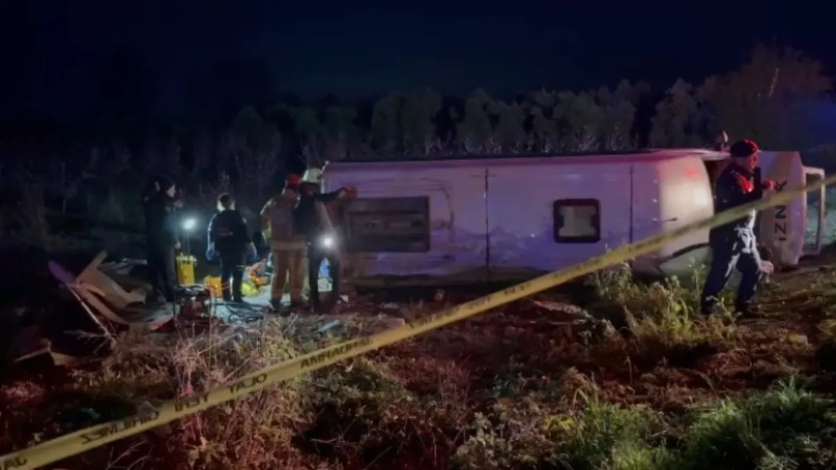 Yolcu minibüsü devrildi: 1 ölü 12 yaralı