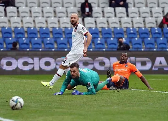 Spor Toto Süper Lig: Medipol Başakşehir: 0 - Karagümrük: 0 Maç devam ediyor
