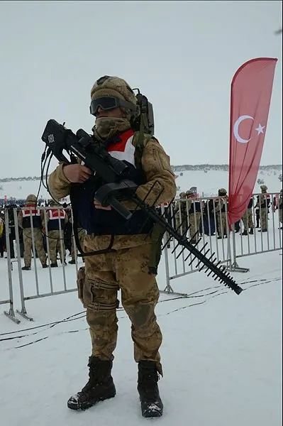 Soğuğa ve kara aldırış etmeyen binlerce kişi Sarıkamış Şehitleri'ni anmak için yürüdü