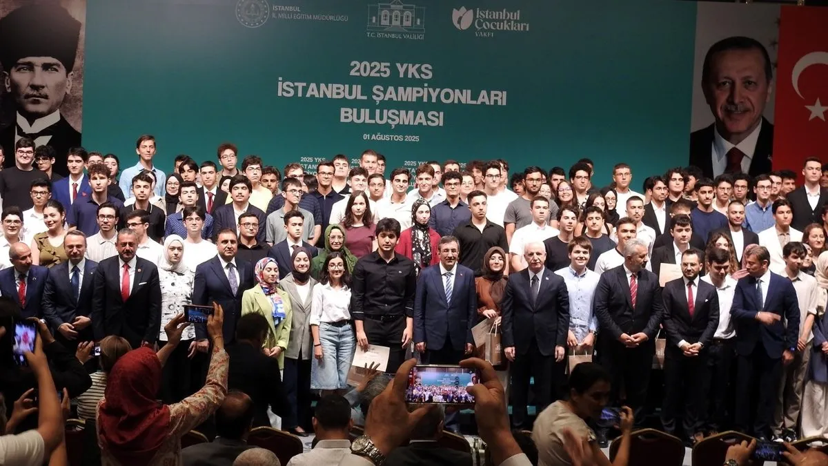 2025 YKS İstanbul Şampiyonları Buluşması'nda başarılı öğrenciler bir araya geldi