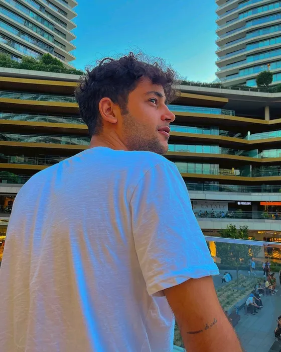 Babasının kopyası! Mehmet Şef’in oğlu da şef çıktı... 22 yaşındaki delikanlı yakışıklılığıyla büyüledi!