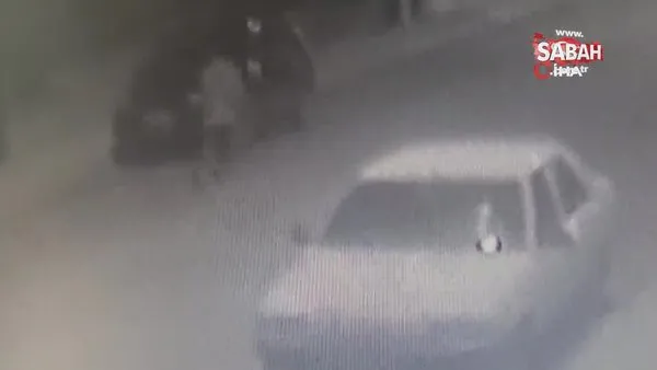 Kavga edip hırslandı, sinirini park halindeki otomobilden çıkardı | Video