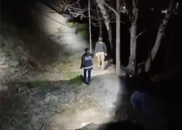 gece-karanliginda-fenerlerle-torbaci-operasyonu-1776759862446.jpg