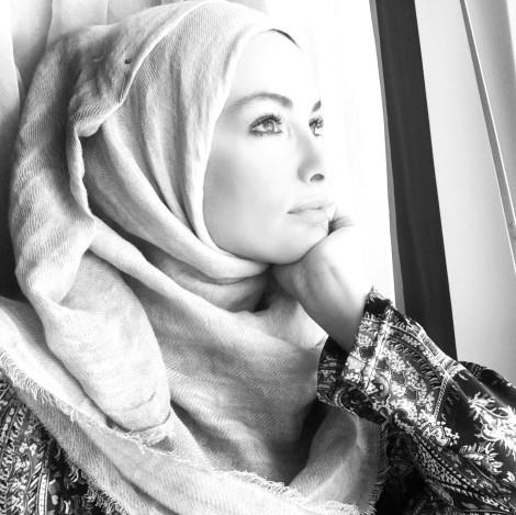Gamze Özçelik paylaştığı tesettürlü fotoğrafıyla Miraç Kandili'ni kutladı - 1