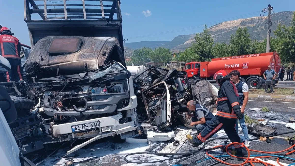 Sakarya'da üç TIR birbirine girdi! Yangın çıktı! 1 ölü 2 yaralı