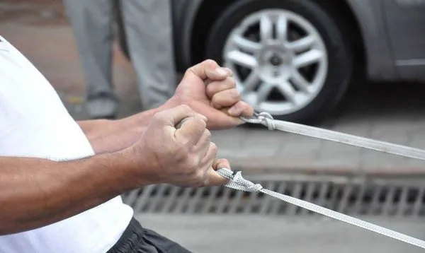 Serçe parmağıyla 8 otomobili çekti
