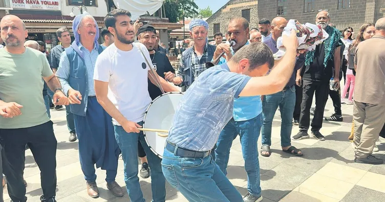 Diyarbakır’da davullu zurnalı kutlama