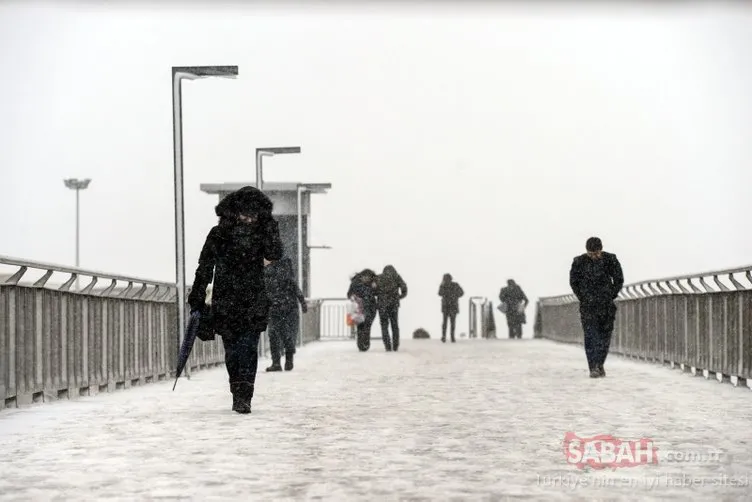 Meteoroloiji uyarmıştı! Beylikdüzü’nde kar etkisini gösterdi... Fırtına vatandaşlara zor anlar yaşattı