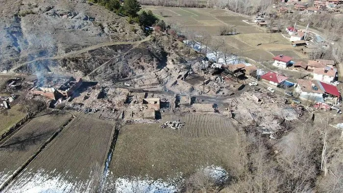 15 evin yandığı köyden geriye enkaz kaldı