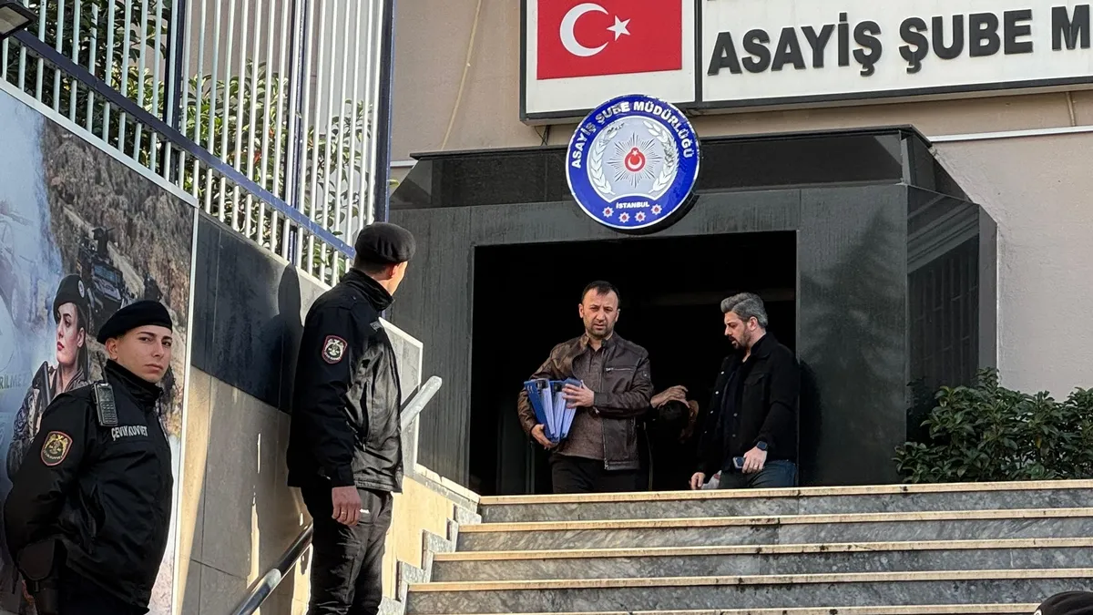 Polis Emre Albayrak’ın şehit edilmesiyle ilgili 5 şüpheli adliyeye sevk edildi! Polis Emre Albayrak’ın şehit edilmesiyle ilgili 5 şüpheli adliyeye sevk edildi!