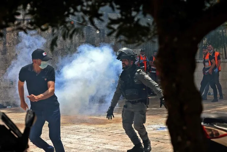 Mescid-i Aksa'da İsrail terörü! Yüzlerce Filistinli yaralı ortalık savaş alanına döndü
