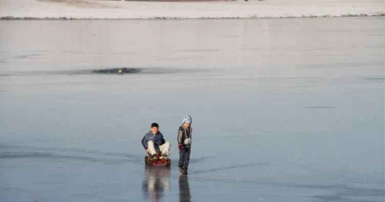 Ardahan’daki Aktaş Gölü dondu