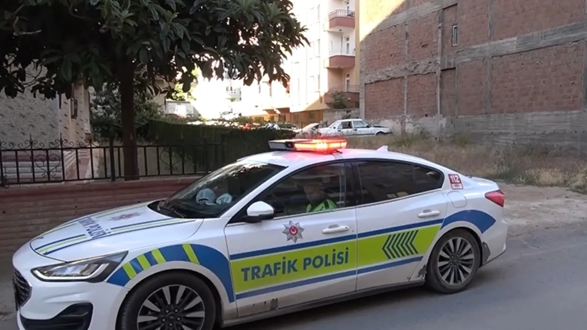 Duvara çarpan otomobilin sürücüsü kayıplara karıştı Duvara çarpan otomobilin sürücüsü kayıplara karıştı
