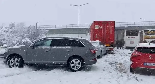 son-dakika-kar-yagisi-nedeniyle-araclar-kaydi-istanbul-istikameti-ulasima-kapandi-1642932873813.jpg