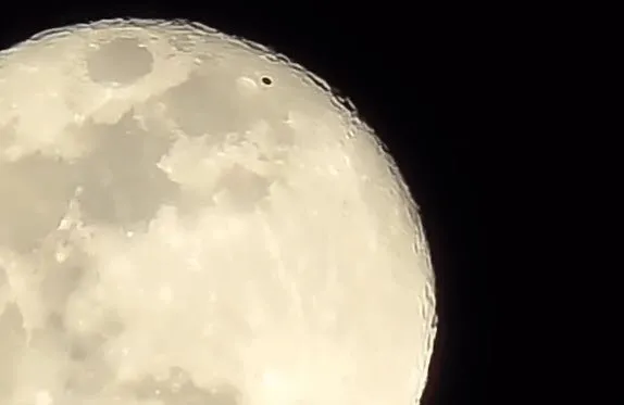 Ay üstündeki siyah disk nedir? UFO olabilir mi?