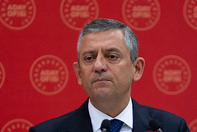 son-dakika-ozgur-ozelden-otel-odasinda-sevgilisiyle-yakalanan-ozkan-yalima-destek-o-goruntuler-ozel-hayat-1774704171522.jpeg SON DAKİKA… Özgür Özel otel odasında sevgilisiyle yakalanan Özkan Yalım’a sahip çıktı: O görüntüler 'özel' hayatmış'