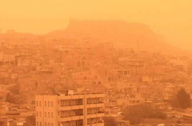 bahar-sicaklarina-aldanmayin-meteorolojiden-pes-pese-uyarilar-once-toz-tasinimi-sonra-saganak-geliyor-15-19-ni-1776233135700.png (976×640)