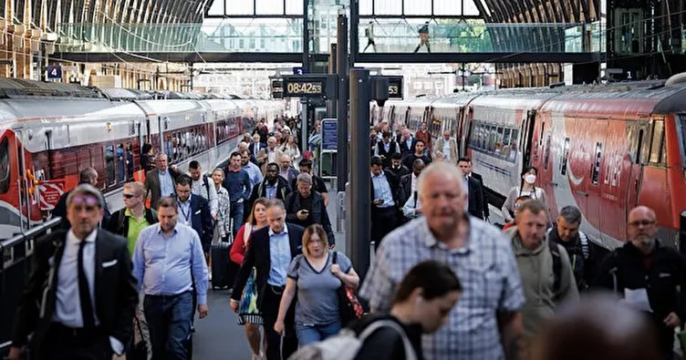 İngiltere’de 30 yılın en büyük demir yolu ve metro çalışanları grevi!