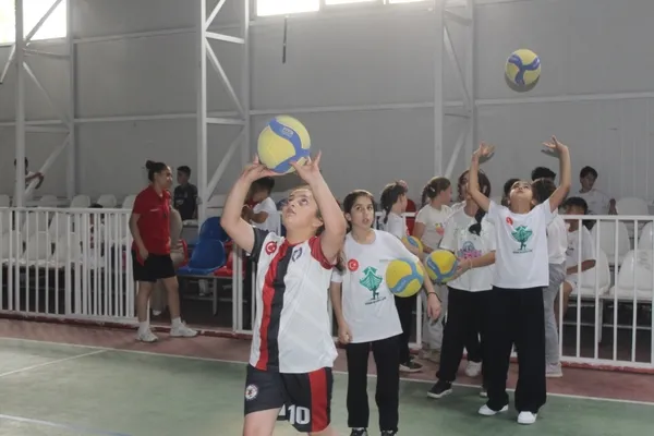 sirnakta-fabrika-voleybol-okulu-3-yilda-1200-sporcu-yetistirdi-1754308573727.jpg